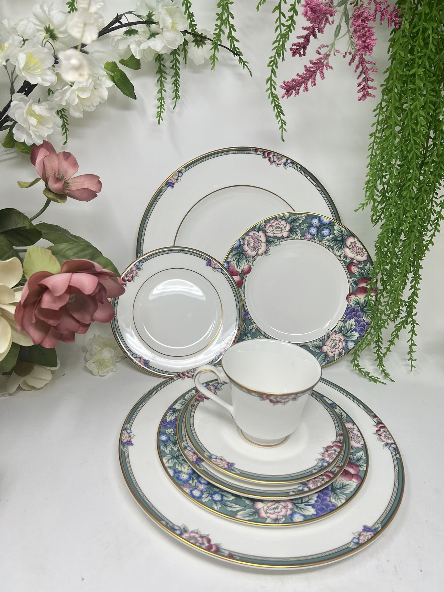 Royal Doulton Fine Bone China – ORCHARD HILL – 5-Piece Place Setting – Like New