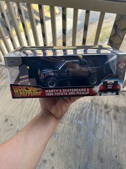 Jada  MARTY'S SKATEBOARD & 1985 TOYOTA SR5 PICK truck