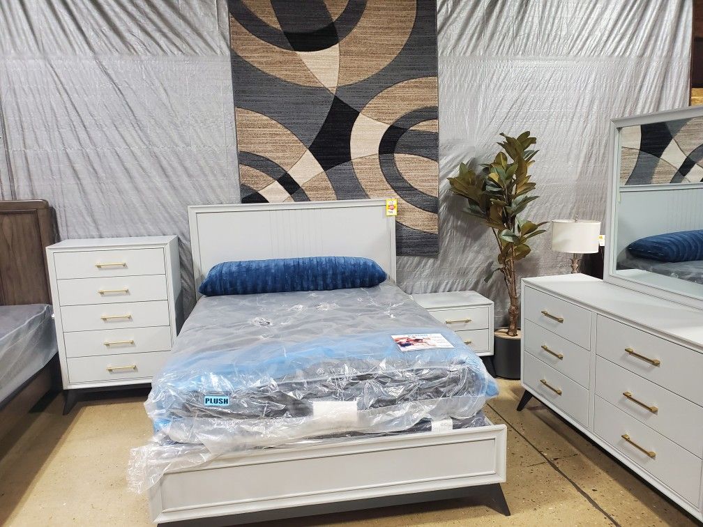 Beautiful Light Gray 5 Pc Queen Bedroom Set (New)