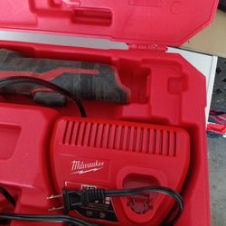 Used copper cutter, but works well. Includes battery, charger, and original box.