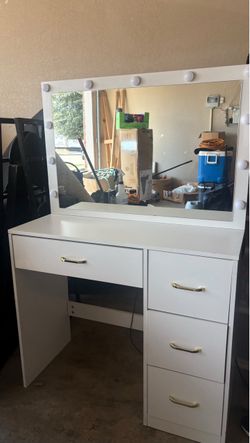 ***Beautiful White Vanity with lights***