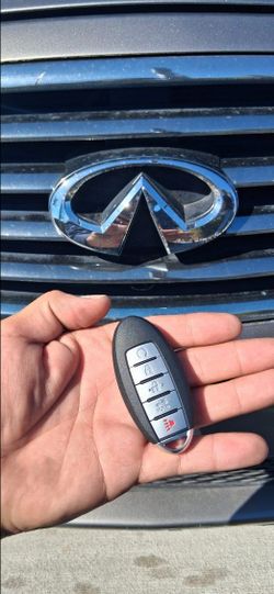 Car Keys And Remotes  / Llaves De Carro Y Controlles