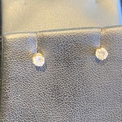 Approx .30 Cttw Natural Diamon Stud Earrings 