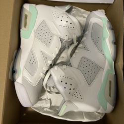 Size 8 men Jordan Mint 6s