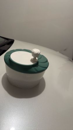 Tupperware  salad spinner