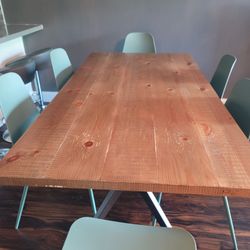 Very nice dining table & 6 chairs