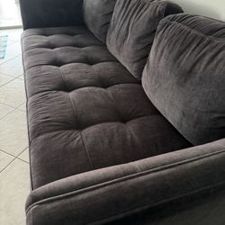 Sofa Y Dos Muebles Pequeños Que Giran 