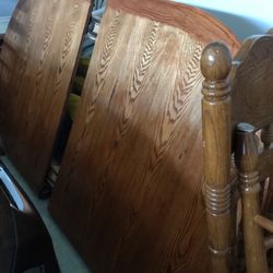 Oak table set includes table with leaf and 6 chairs