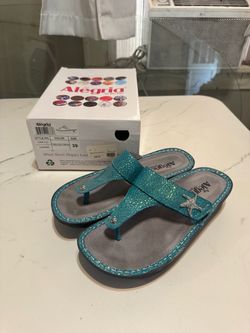 LADIES SLIDES SIZE 9