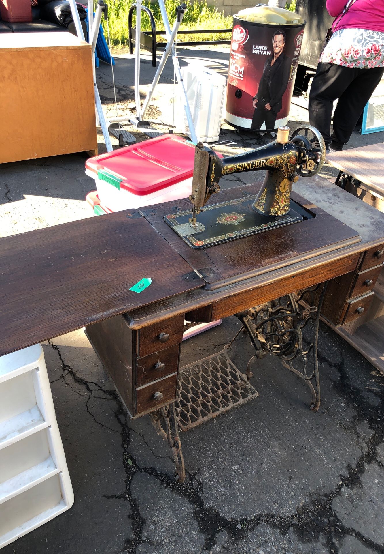 Antique Singer Sewing Machine/Table