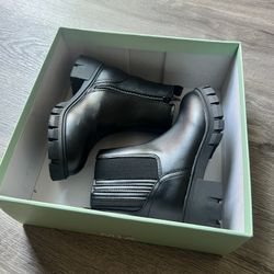 Kids boots size 13 new in the box never been u