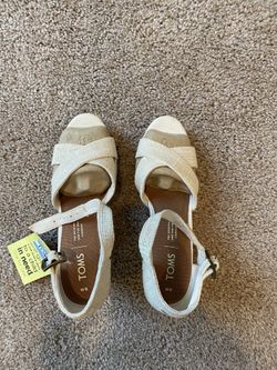 NEW: TOMS wedges. Size 6.