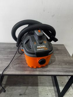 Rigid 4 gallon vacum