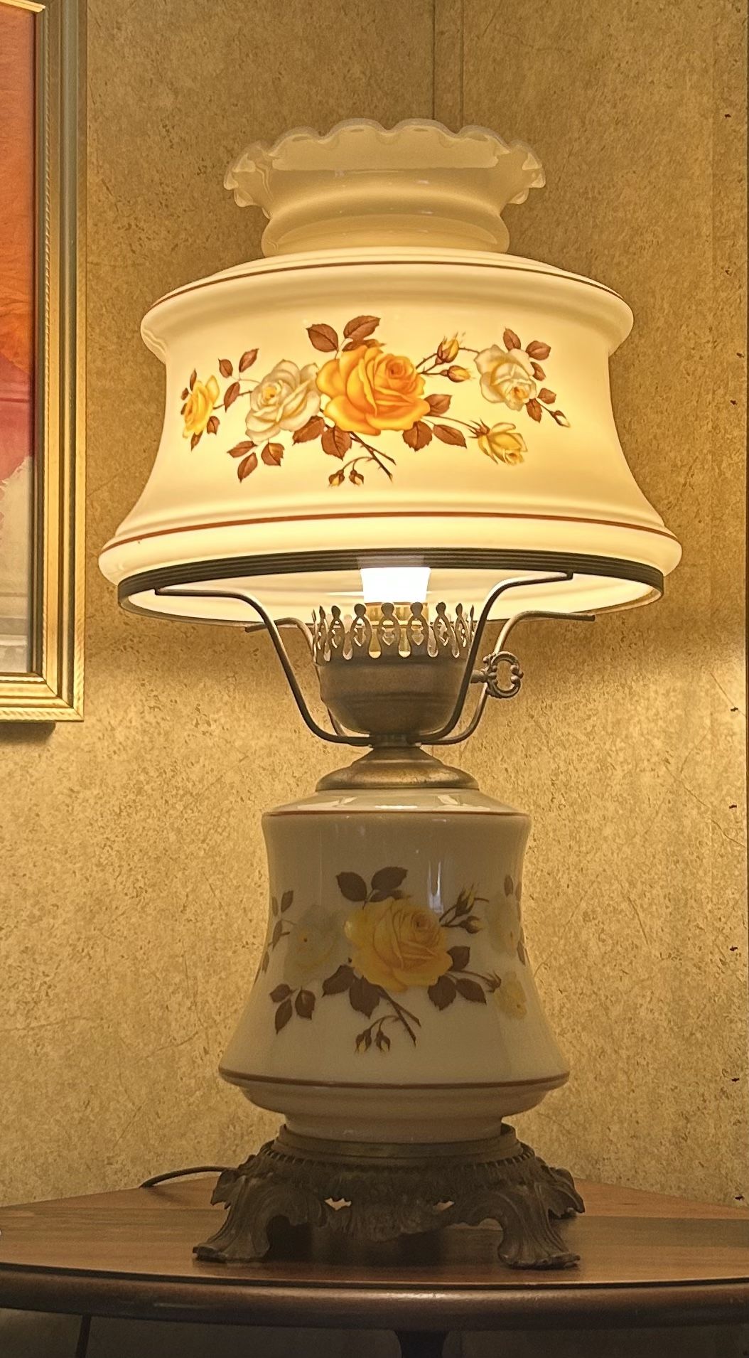 Vintage Lamp yellow roses