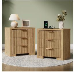 2 Nightstands and dresser / 2 Mesitas de noche  y una cómoda