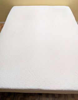 Tempur-pedic 8 inch Qu,een mat,tress and be,d frame. Delivery available.