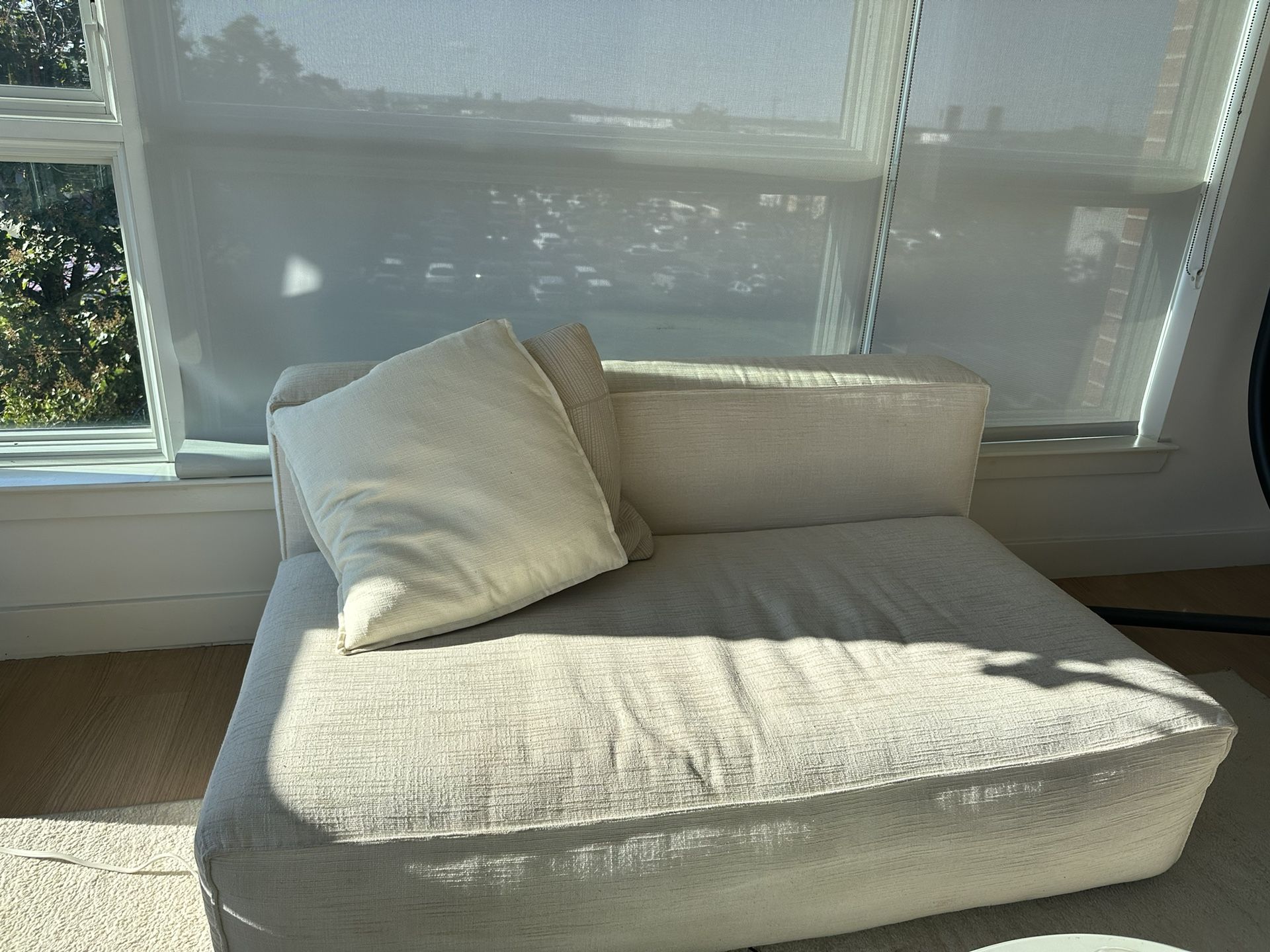 ARTICLE CIGAR COUCH