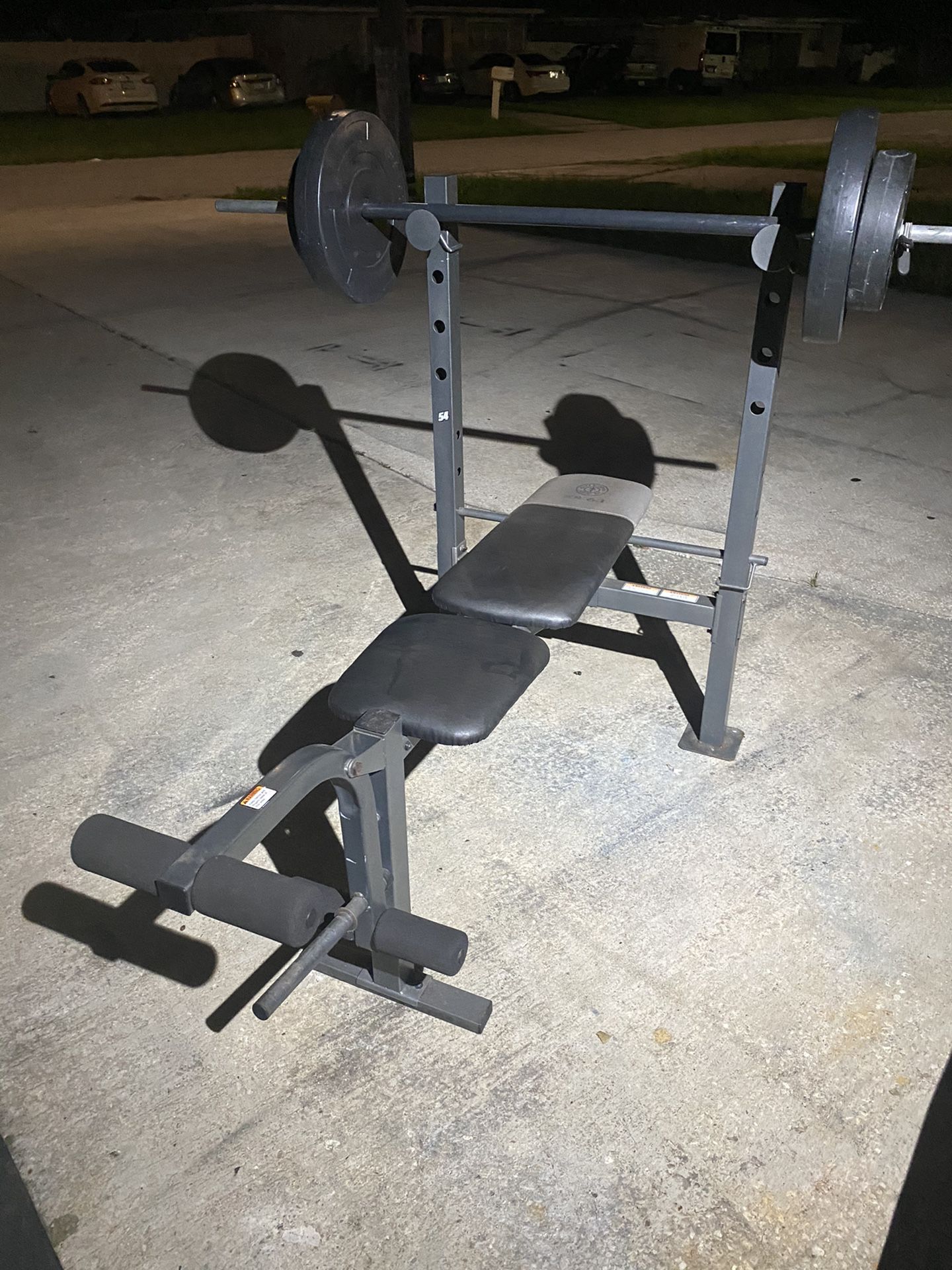 Weights bench with 100 pounds on weights