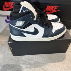 Jordan Midnight Mid 1s 