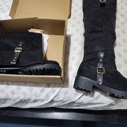 WOMENS BOOTS AND 2 HATS 