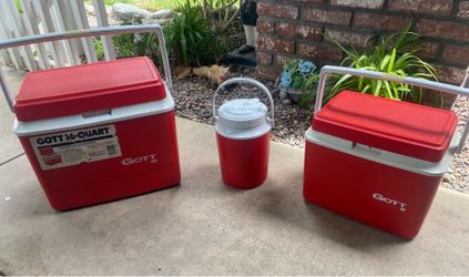 Gott 8 & 16 Ice Chests with Water Jug