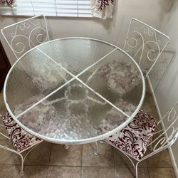 Antique White Rod Iron Table And chairs