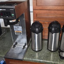 Bunn Comercial Coffe Maker  And 3 Coffe Dispenser  