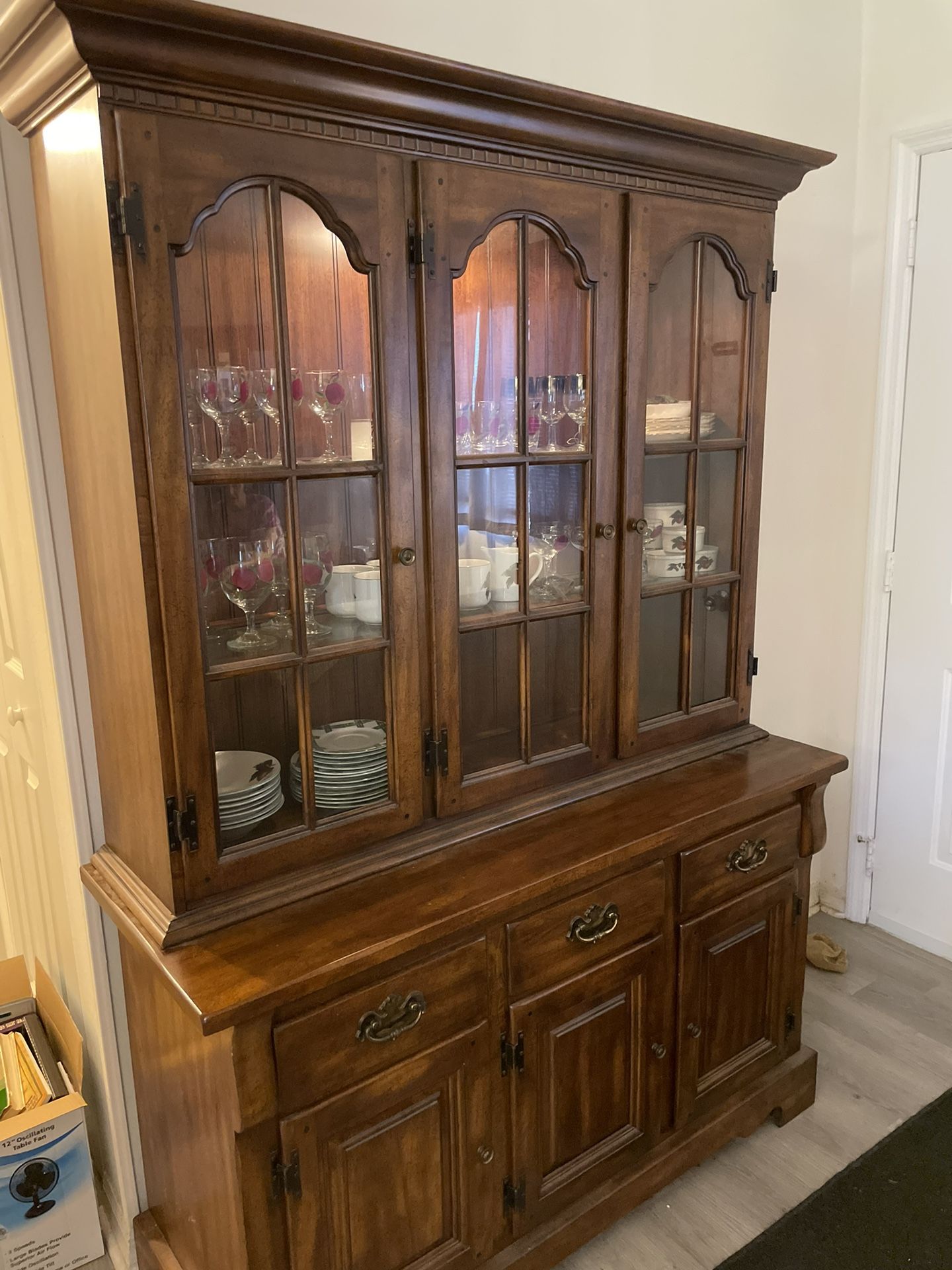 Vintage 90’s Keller Brand Dining Room Hutch W Glass Shelves Lighted