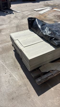 Soffet con hoyos de 12” x12’