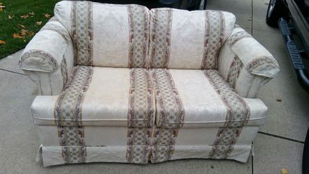 32x52 love seat ... Pet free... Smoke free home