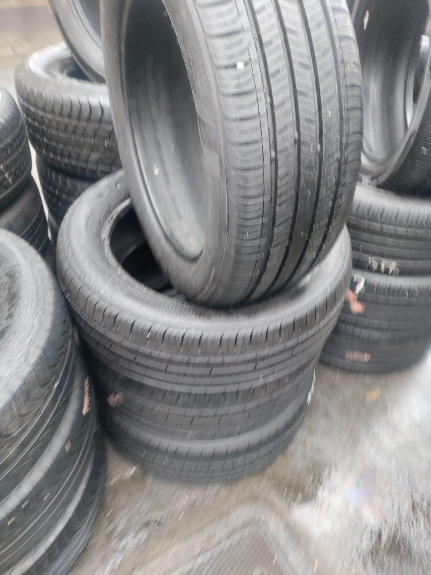 Set Of 4 Tires Size P215/55R17 Brand KUMHO for Sale in Los Angeles, CA