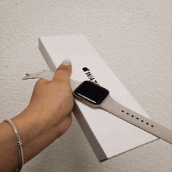 up impact Apple Watch SE Gen 2 - Budget-Friendly Modern Tech