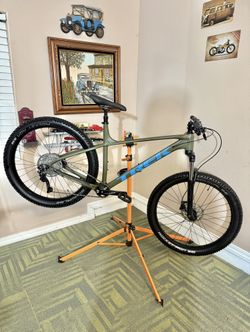 Trek Roscoe 6 Mountain Bike 27.5”