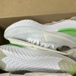 NIKE RUNNING SHOES