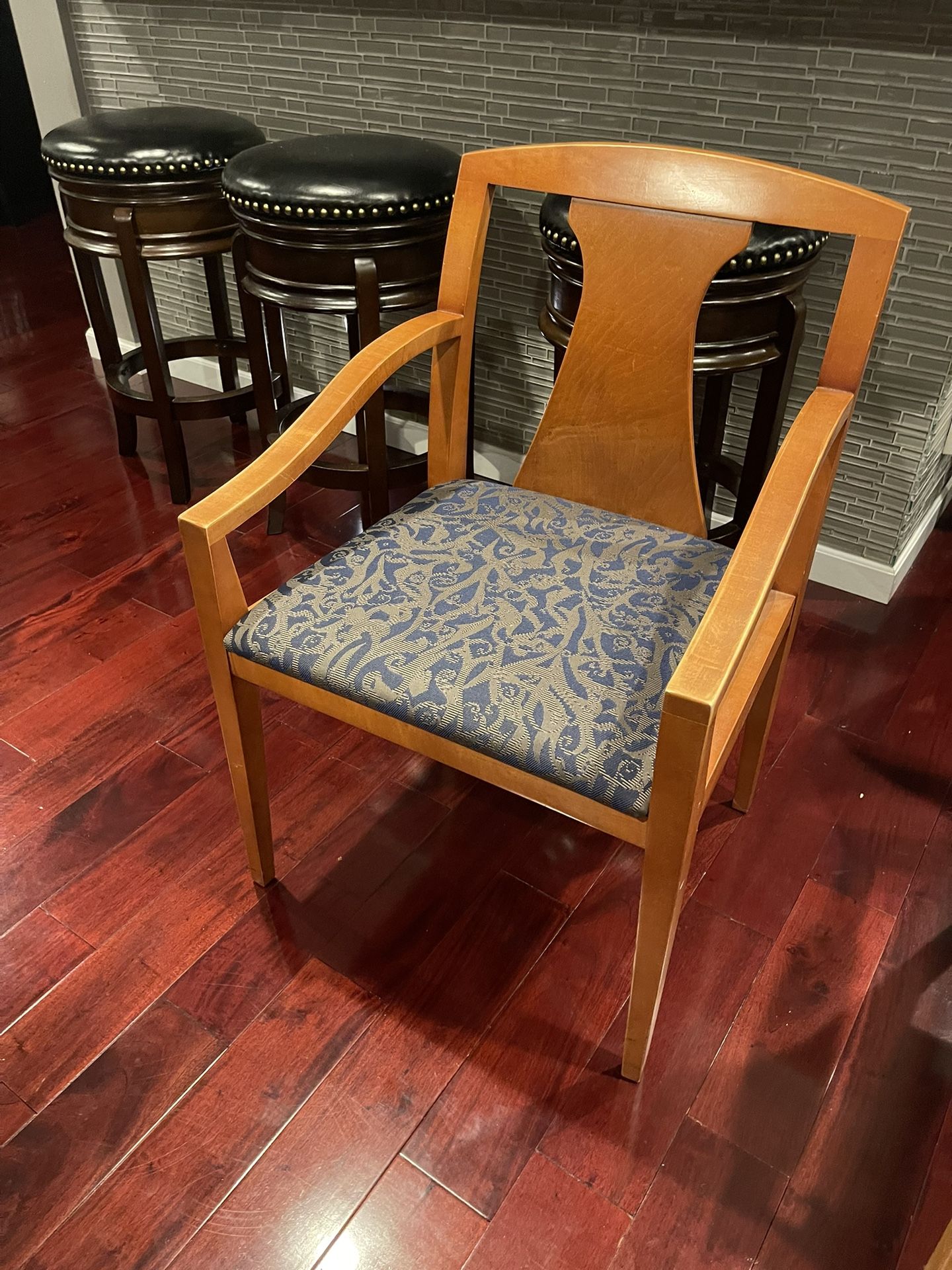 Nice Entry Waiting Room Office Side Chair
