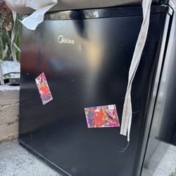 Midea Mini Fridge Compact Refrigerator – Works Great