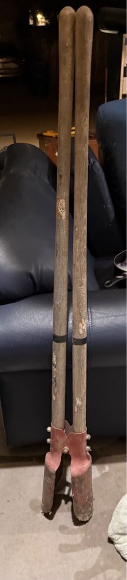 manual clamshell-style post hole digger