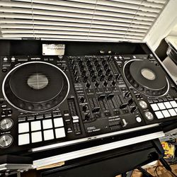 Pioneer DDJ-1000SRT DJ controller 