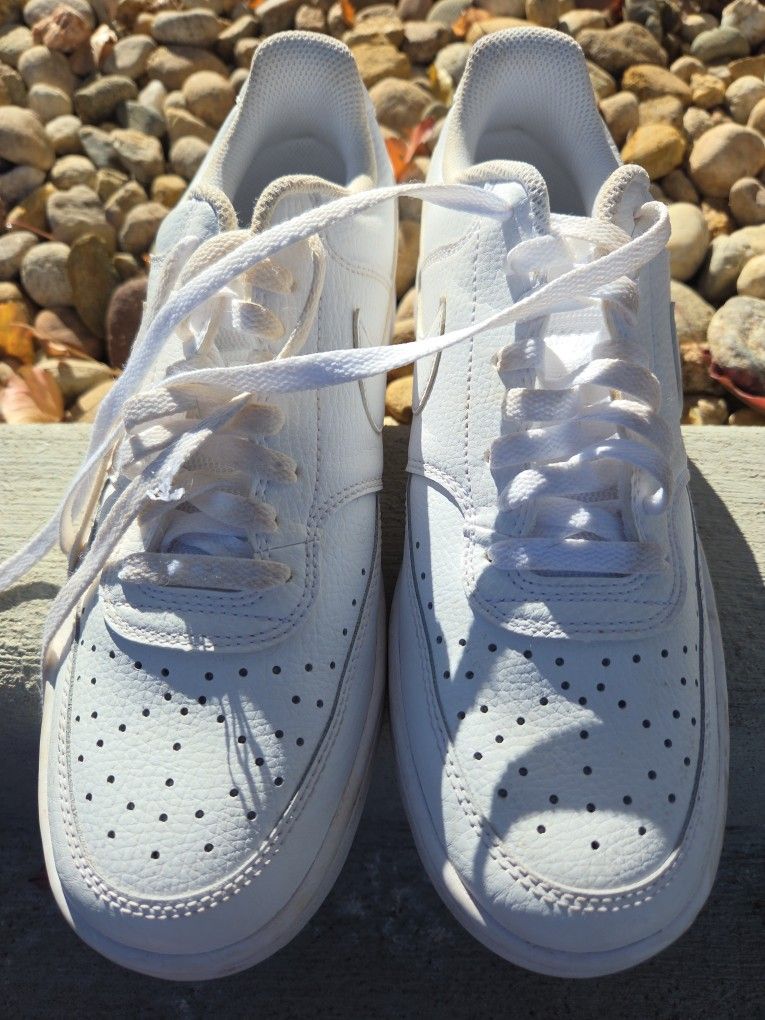 White Nike Size 10 💲1️⃣