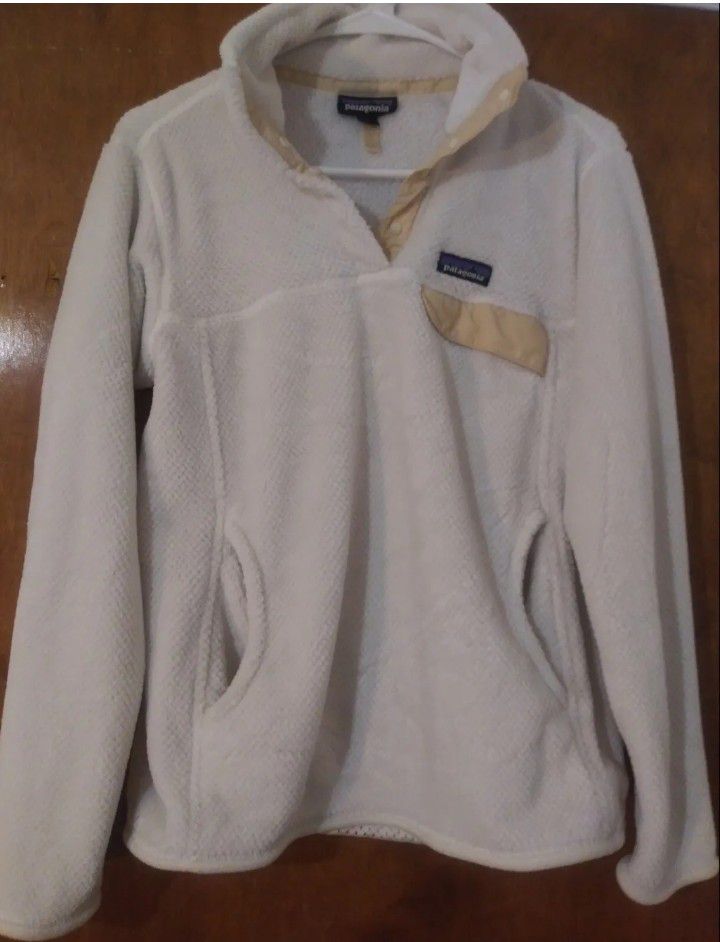 Patagonia Women's Pullover Size M. Located In Porterville