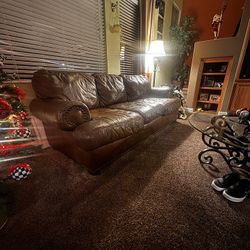 🎄 HO HO HO… FREE LEATHER COUCHES! 🎄