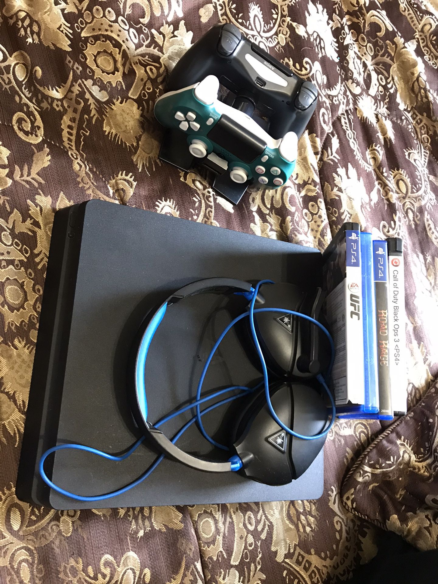 PS4 W/3 controllers 4 games and docking station and headphones