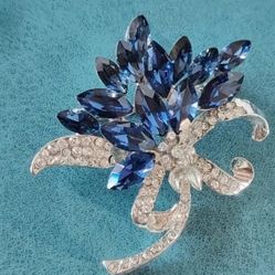 BEAUTIFUL BLUE VINTAGE BROOCH