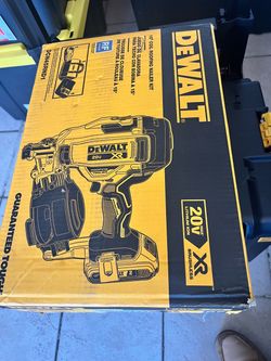 DEWALT 20V XR 15° Coil Roofing Nailer Kit