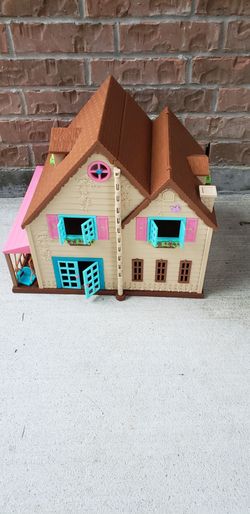 This is a Li'l Woodzeez Honeysuckle Hillside Cottage featuring a three-story design with a pink accent wall