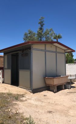 Horse shelter - has a divider to separate two horses that can be removed easily .