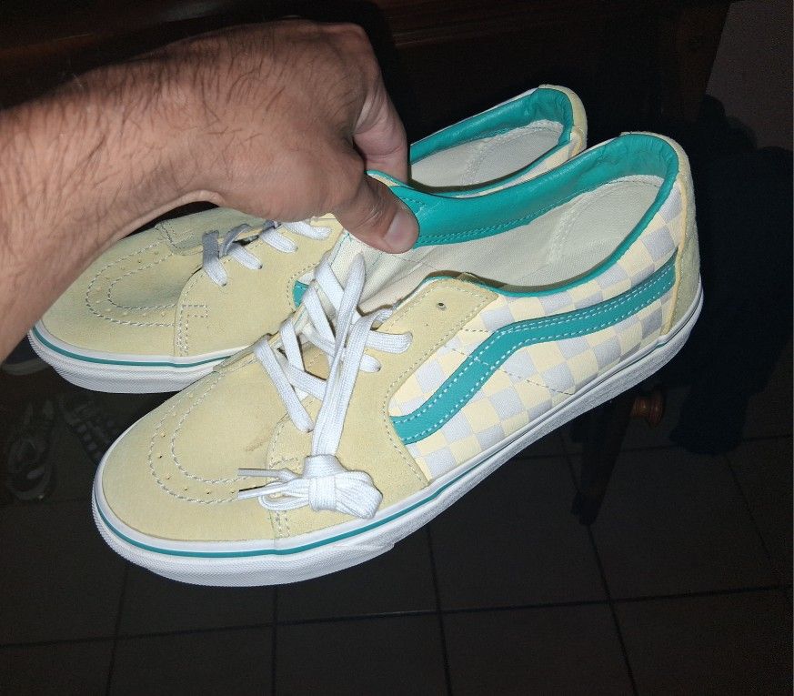 vans size 10.5 shoes 50 dollar each cada una