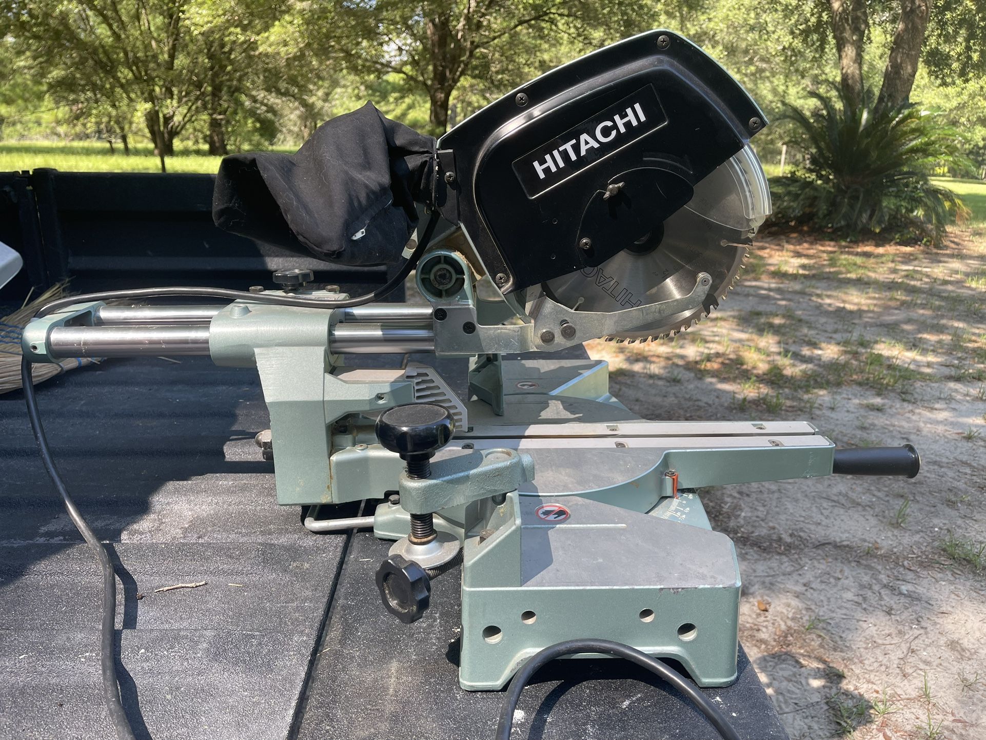 Hitachi C8FB2 8 1/2 Inch Slide Compound Miter Saw