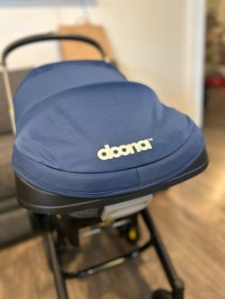 Excellent condition Doona stroller  car seat with extra base