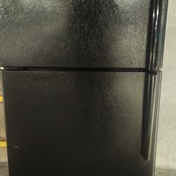 GE Refrigerator In Great Condition 